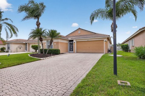 House in Port St. Lucie, Florida 3 bedrooms, 181.16 sq.m. № 2392923 - photo 3