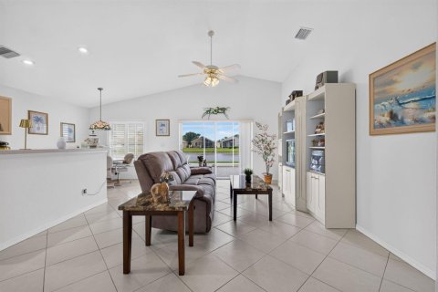 House in Port St. Lucie, Florida 3 bedrooms, 181.16 sq.m. № 2392923 - photo 11