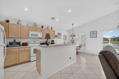 House in Port St. Lucie, Florida 3 bedrooms, 181.16 sq.m. № 2392923 - photo 15
