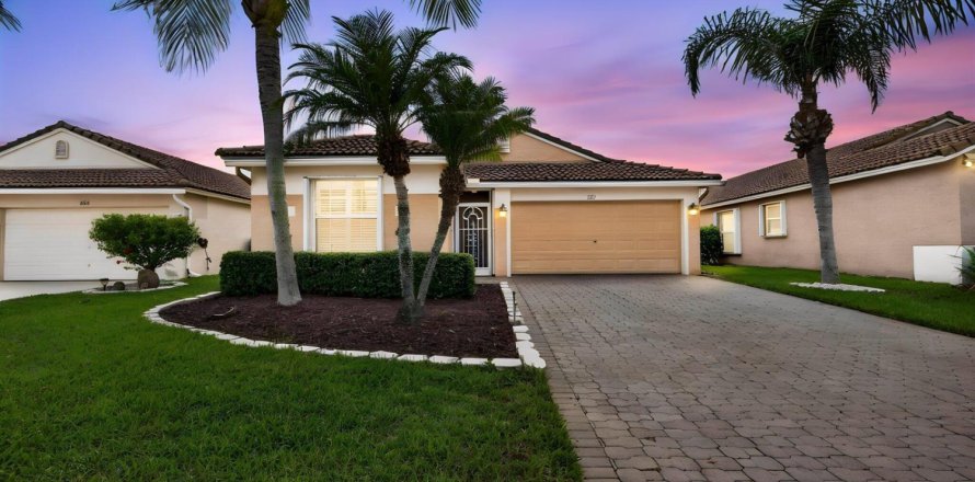 House in Port St. Lucie, Florida 3 bedrooms, 181.16 sq.m. № 2392923