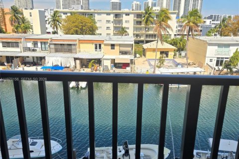 Condo in North Miami Beach, Florida, 1 bedroom  № 2031899