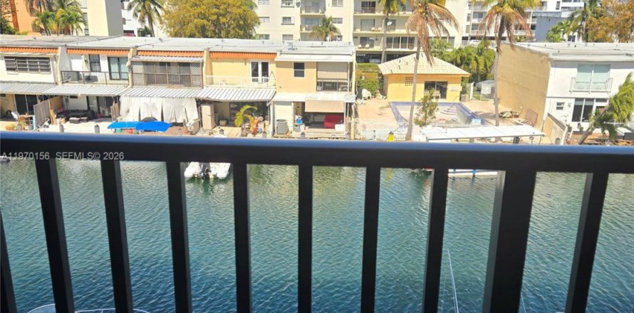 Condo in North Miami Beach, Florida, 1 bedroom  № 2031899