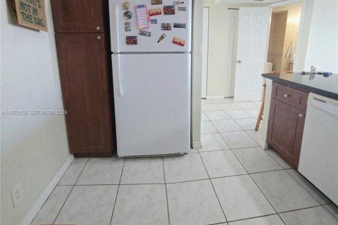 Condo in North Miami Beach, Florida, 1 bedroom  № 2031899 - photo 7