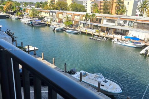 Condo in North Miami Beach, Florida, 1 bedroom  № 2031899 - photo 2