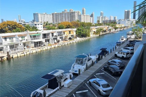 Condo in North Miami Beach, Florida, 1 bedroom  № 2031899 - photo 3