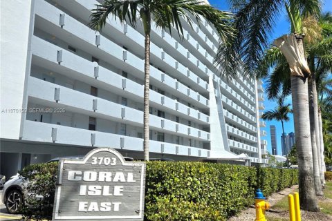 Condo in North Miami Beach, Florida, 1 bedroom  № 2031899 - photo 11