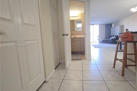Condo in North Miami Beach, Florida, 1 bedroom  № 2031899 - photo 10