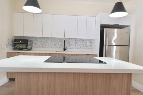 Villa ou maison à louer à Miami, Floride: 2 chambres, 161.65 m2 № 2421446 - photo 4