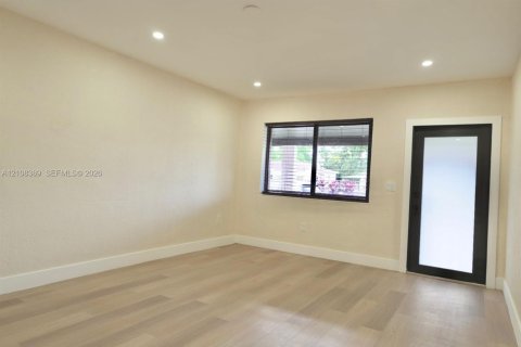 Villa ou maison à louer à Miami, Floride: 2 chambres, 161.65 m2 № 2421446 - photo 3
