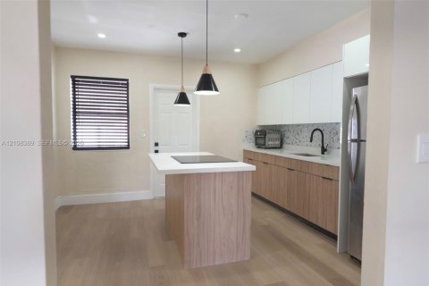 Villa ou maison à louer à Miami, Floride: 2 chambres, 161.65 m2 № 2421446 - photo 5