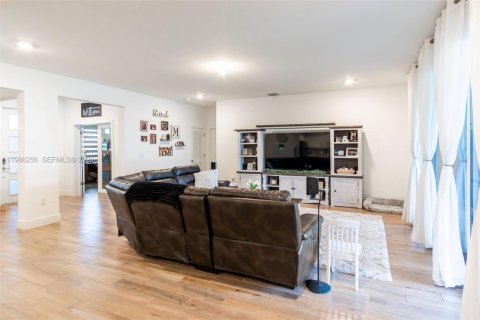 Casa en venta en Homestead, Florida, 4 dormitorios, 286.6 m2 № 2047896 - foto 9