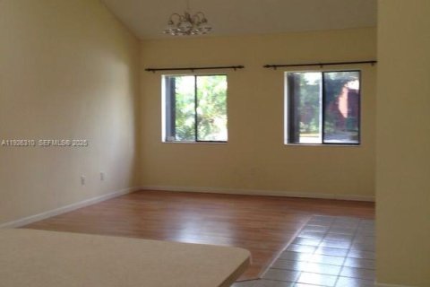 Снять в аренду таунхаус в Дания-Бич, Флорида 2 спальни, 119.84м2, № 1984579 - фото 6