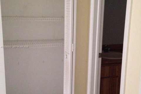 Снять в аренду таунхаус в Дания-Бич, Флорида 2 спальни, 119.84м2, № 1984579 - фото 18