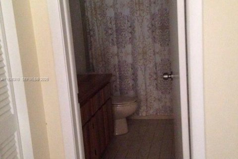 Снять в аренду таунхаус в Дания-Бич, Флорида 2 спальни, 119.84м2, № 1984579 - фото 16