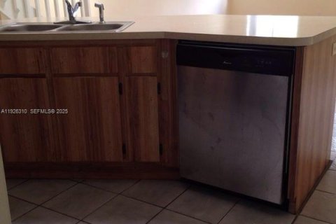 Снять в аренду таунхаус в Дания-Бич, Флорида 2 спальни, 119.84м2, № 1984579 - фото 4