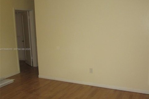 Снять в аренду таунхаус в Дания-Бич, Флорида 2 спальни, 119.84м2, № 1984579 - фото 10