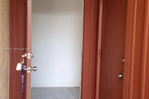 Снять в аренду таунхаус в Дания-Бич, Флорида 2 спальни, 119.84м2, № 1984579 - фото 21