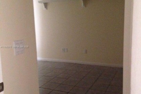 Снять в аренду таунхаус в Дания-Бич, Флорида 2 спальни, 119.84м2, № 1984579 - фото 14