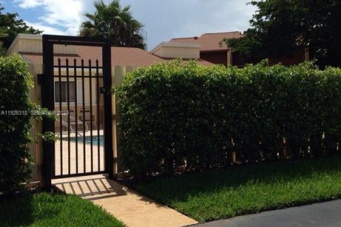 Снять в аренду таунхаус в Дания-Бич, Флорида 2 спальни, 119.84м2, № 1984579 - фото 24