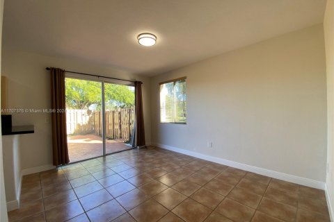 Townhouse in Hialeah, Florida 4 bedrooms, 139.35 sq.m. № 1460181 - photo 7