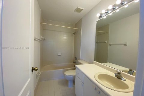 Townhouse in Hialeah, Florida 4 bedrooms, 139.35 sq.m. № 1460181 - photo 24
