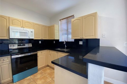 Townhouse in Hialeah, Florida 4 bedrooms, 139.35 sq.m. № 1460181 - photo 2