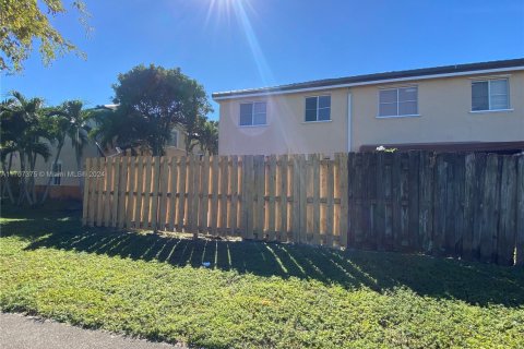 Townhouse in Hialeah, Florida 4 bedrooms, 139.35 sq.m. № 1460181 - photo 6