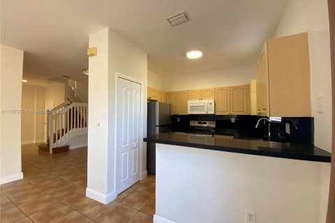 Townhouse in Hialeah, Florida 4 bedrooms, 139.35 sq.m. № 1460181 - photo 9