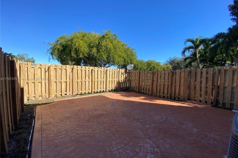 Townhouse in Hialeah, Florida 4 bedrooms, 139.35 sq.m. № 1460181 - photo 5