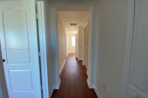 Townhouse in Hialeah, Florida 4 bedrooms, 139.35 sq.m. № 1460181 - photo 19
