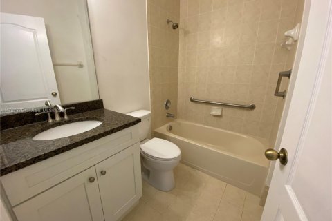 Townhouse in Hialeah, Florida 4 bedrooms, 139.35 sq.m. № 1460181 - photo 13