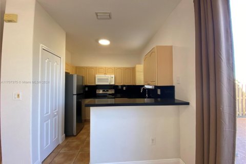 Townhouse in Hialeah, Florida 4 bedrooms, 139.35 sq.m. № 1460181 - photo 8