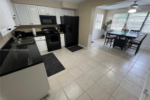 Снять в аренду виллу или дом в Форт-Лодердейл, Флорида 3 спальни, 111.95м2, № 1990599 - фото 15