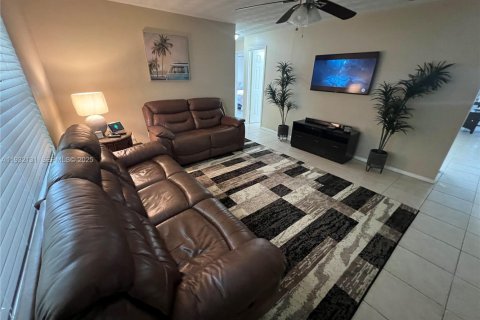 Снять в аренду виллу или дом в Форт-Лодердейл, Флорида 3 спальни, 111.95м2, № 1990599 - фото 2