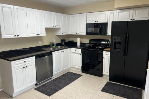 Снять в аренду виллу или дом в Форт-Лодердейл, Флорида 3 спальни, 111.95м2, № 1990599 - фото 4