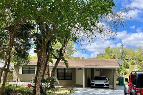 Снять в аренду виллу или дом в Форт-Лодердейл, Флорида 3 спальни, 111.95м2, № 1990599 - фото 1