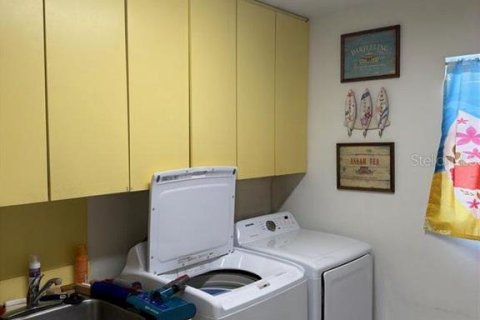 House in Winter Haven, Florida 4 bedrooms, 264.77 sq.m. № 2393667 - photo 23