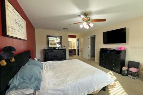 House in Winter Haven, Florida 4 bedrooms, 264.77 sq.m. № 2393667 - photo 15