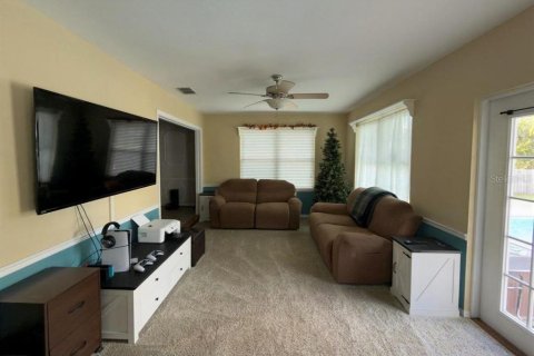 House in Winter Haven, Florida 4 bedrooms, 264.77 sq.m. № 2393667 - photo 13