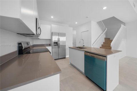 Townhouse in Florida City, Florida 3 bedrooms, 144.74 sq.m. № 2002925 - photo 8