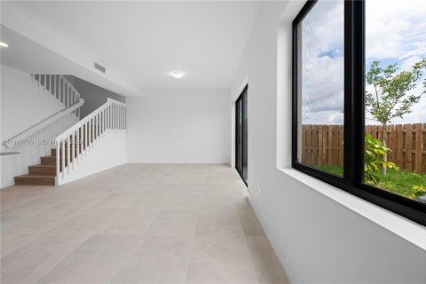 Townhouse in Florida City, Florida 3 bedrooms, 144.74 sq.m. № 2002925 - photo 12