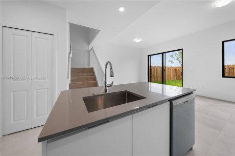 Townhouse in Florida City, Florida 3 bedrooms, 144.74 sq.m. № 2002925 - photo 11