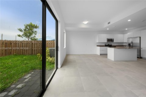 Townhouse in Florida City, Florida 3 bedrooms, 144.74 sq.m. № 2002925 - photo 9