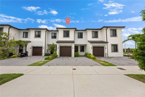 Townhouse in Florida City, Florida 3 bedrooms, 144.74 sq.m. № 2002925 - photo 2