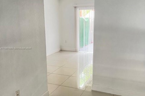 Touwnhouse à louer à Hialeah, Floride: 2 chambres, 86.03 m2 № 2060759 - photo 3