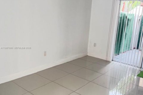 Touwnhouse à louer à Hialeah, Floride: 2 chambres, 86.03 m2 № 2060759 - photo 4