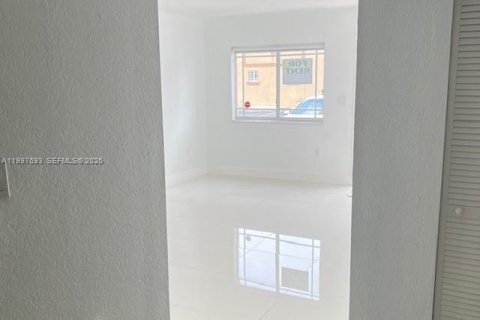 Touwnhouse à louer à Hialeah, Floride: 2 chambres, 86.03 m2 № 2060759 - photo 2