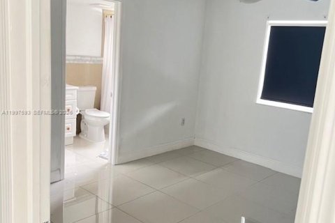 Touwnhouse à louer à Hialeah, Floride: 2 chambres, 86.03 m2 № 2060759 - photo 9