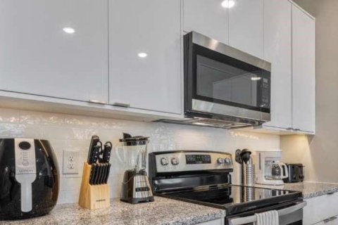 Adosado en venta en Kissimmee, Florida, 4 dormitorios, 196.21 m2 № 2102625 - foto 9