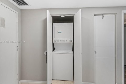 Condo in Sunny Isles Beach, Florida, 1 bedroom  № 1818460 - photo 15